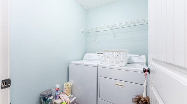 Building Photo - 3BR/2BA — Fenced Yard, Gated Parking, Lawn & Pest Included | Available 7/27