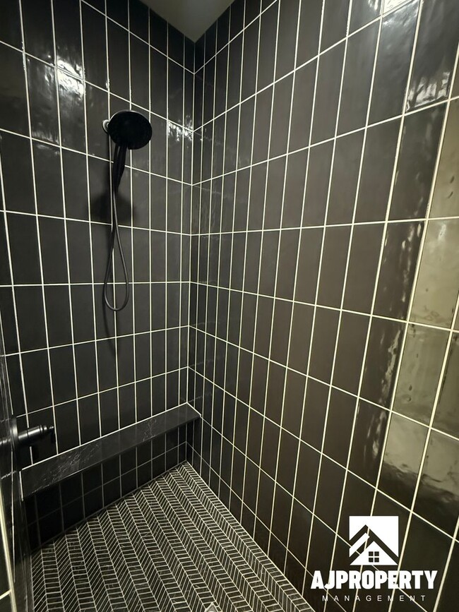 Building Photo - 8609 W Shoreline Pl