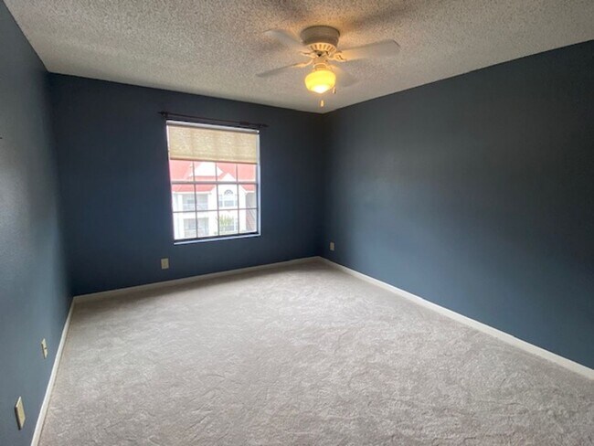 Building Photo - Top Floor 1 Bedroom condo in the gated com...