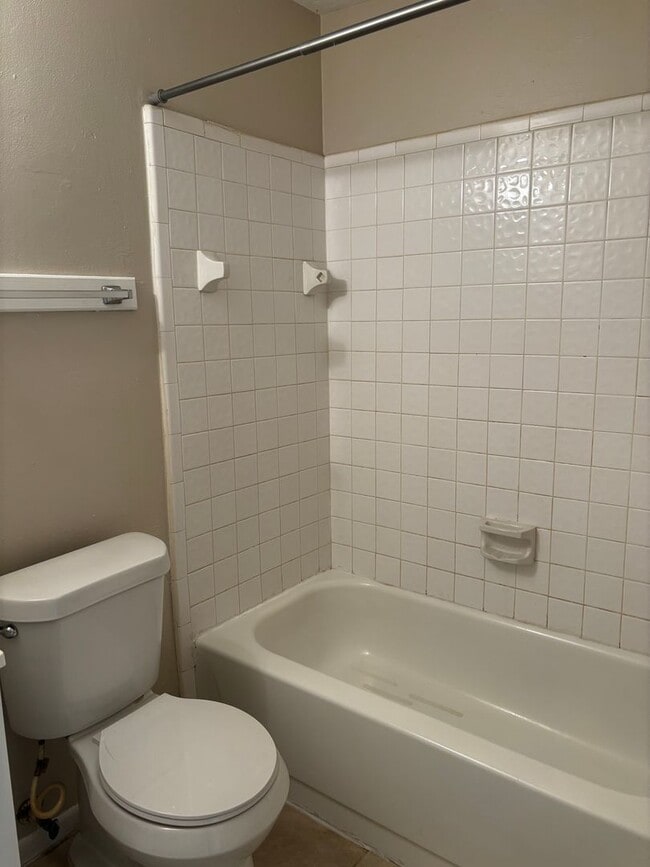 Building Photo - 2 bedroom 2 bath