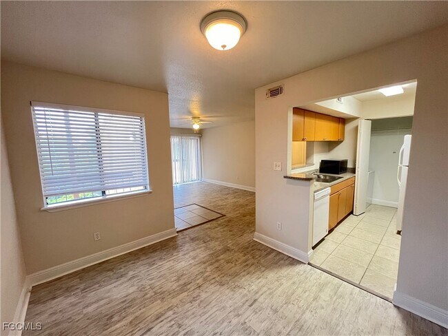 Primary Photo - 2885 Winkler Ave