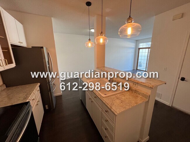 Building Photo - Woodbury Townhouse Available November 1, U...