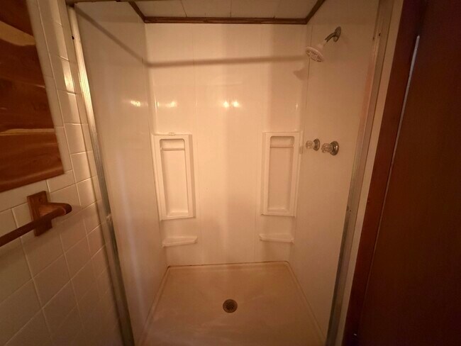 Building Photo - 122 Helm Rd