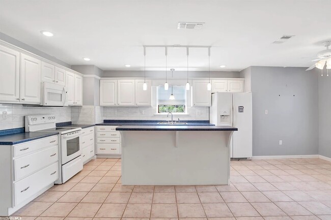 Building Photo - 16200 South Ave