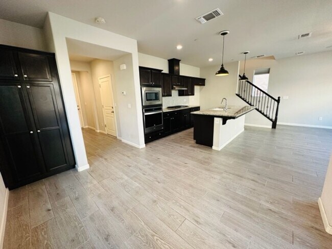 Building Photo - $2,295 Fowler & Belmont, 3 Bed - E. Peruna Way, Fresno - Gated Community & Pool