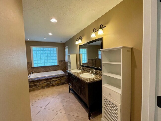 Building Photo - 960 Terrace Dr