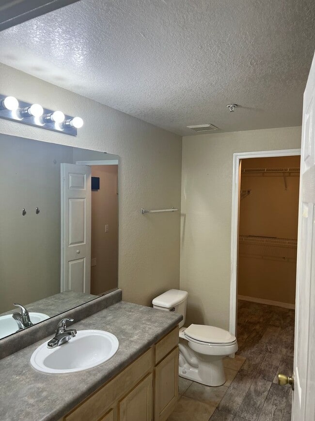 Building Photo - Beautiful 2 Bedroom 2 Bath Condo in the Ha...