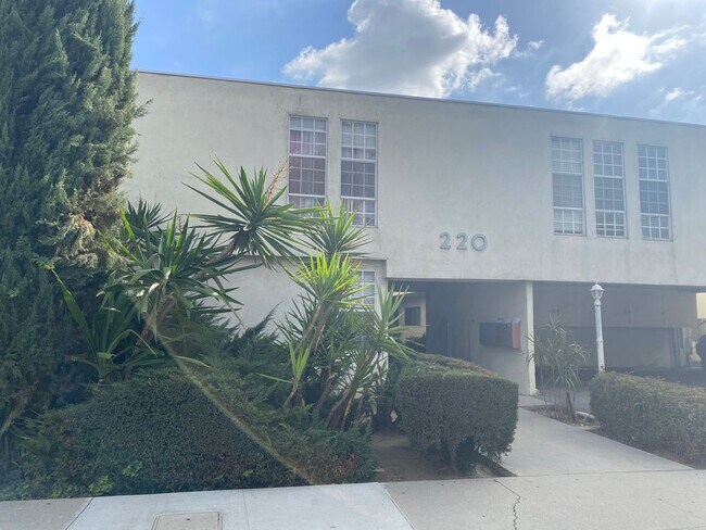 Building Photo - 220 W Spazier Ave