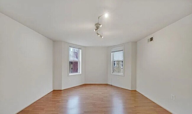 Building Photo - Bright & Spacious 3BR/2BA in the Heart of Columbia Heights