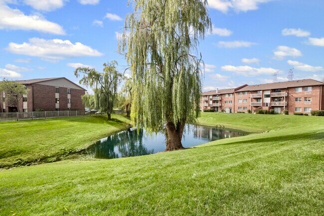 Building Photo - 920 N Lakeside Dr