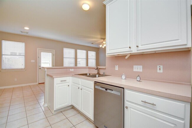 Building Photo - 5723 Vinemont Ln