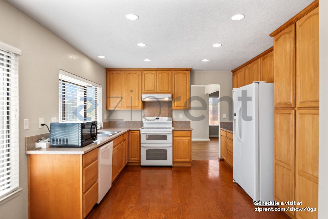 Building Photo - 3700 Hidden Springs Ct