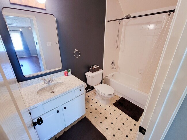 Building Photo - Welcome home to this charming 4-bedroom, 3-bathroom brick house in the desirable Stone Gate commu...