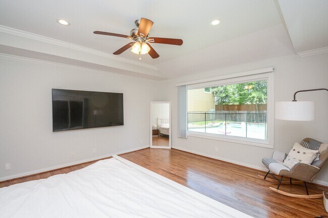 Building Photo - 9906 Cedardale Dr
