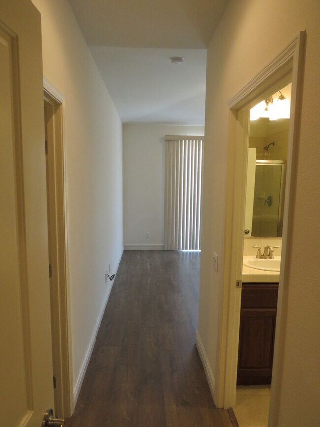 Building Photo - 305 Hampton Dr