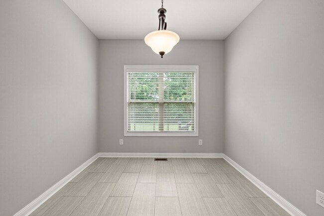 Building Photo - Pet Friendly Four Bedroom with Bonus!