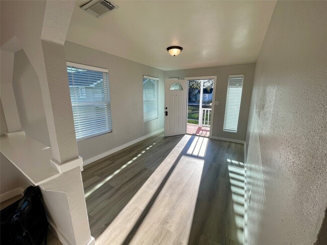 Building Photo - 504 N 8th St