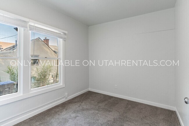 Building Photo - 231 400 N