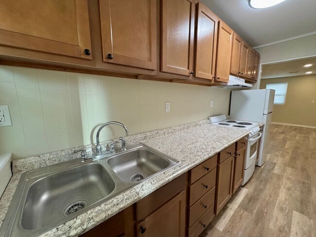 Building Photo - Updated 1-brm home - huge living room, brand new flooring, washer/dryer, new kitchen, new bathroo...