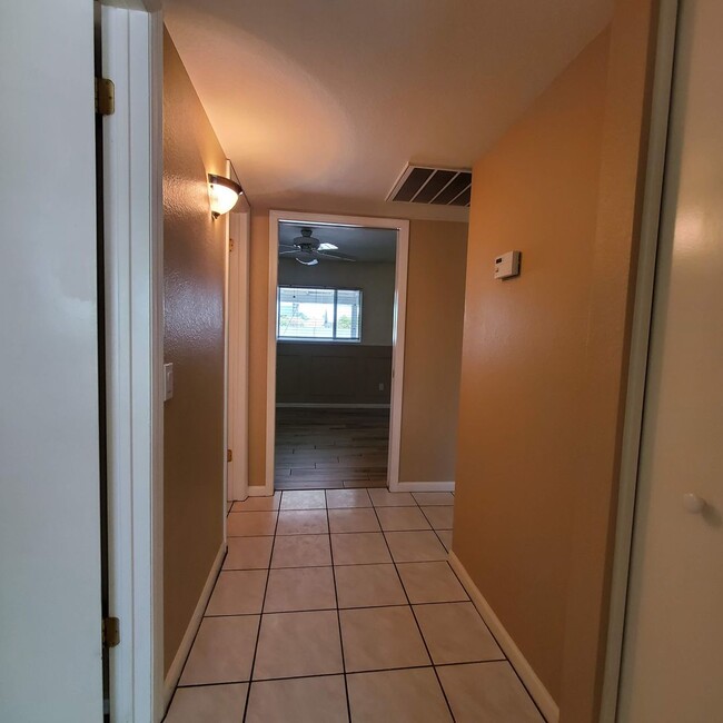 Building Photo - 3 BEDROOM CORNER LOT HOME IN CHANDLER W HU...