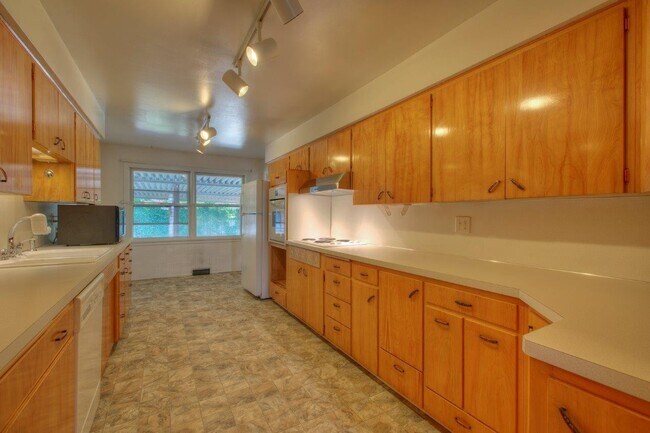 Building Photo - Convenient Location in Renton * Open House Sunday July 5th, 11:00am *