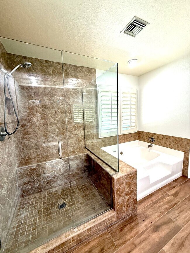 Building Photo - Landau Manor - FANTASTIC 4Br/2ba/3 car garage w/ POOL & SOLAR!