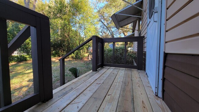 Building Photo - FULLY FENCED! 3 bedroom, 1 bath home plus a covered deck