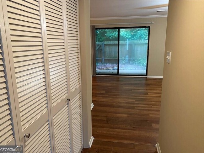 Building Photo - 2207 Surrey Ct