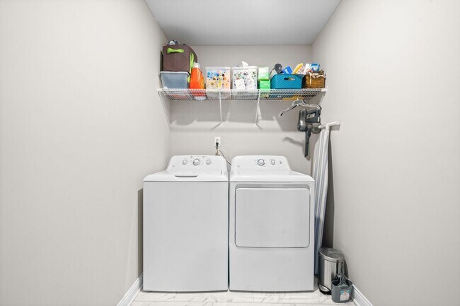 Building Photo - 3 Bed 2 Bath Home For Rent Near Downtown C...