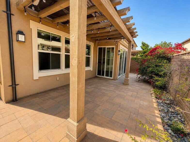 Building Photo - 111 Rodeo