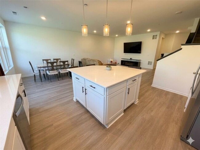 Building Photo - 6285 Larkspur Ln