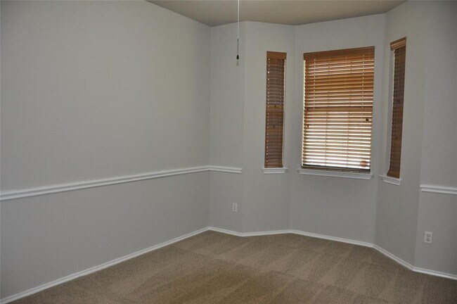 Building Photo - 507 Las Colinas Dr