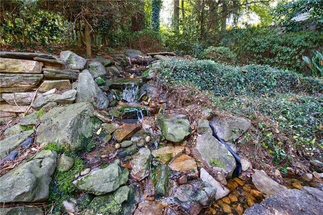 Building Photo - 2311 Pembrook Pl NE