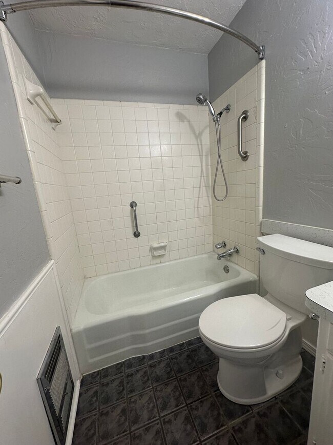 Building Photo - 4844 Woodview Dr