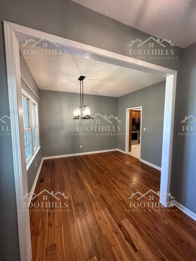 Building Photo - Stylish and Spacious 4-Bed Home with Scree...