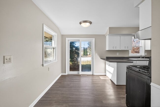 Building Photo - Great Location