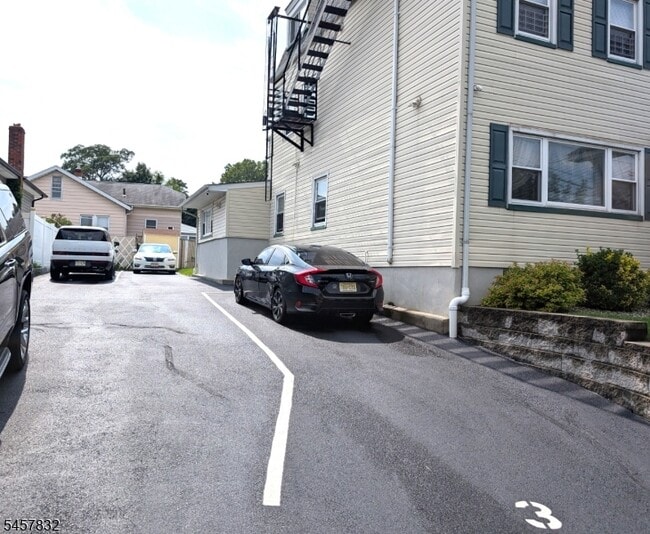 Building Photo - 651 Mill St