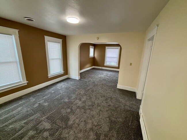 Building Photo - 306/308w2nd