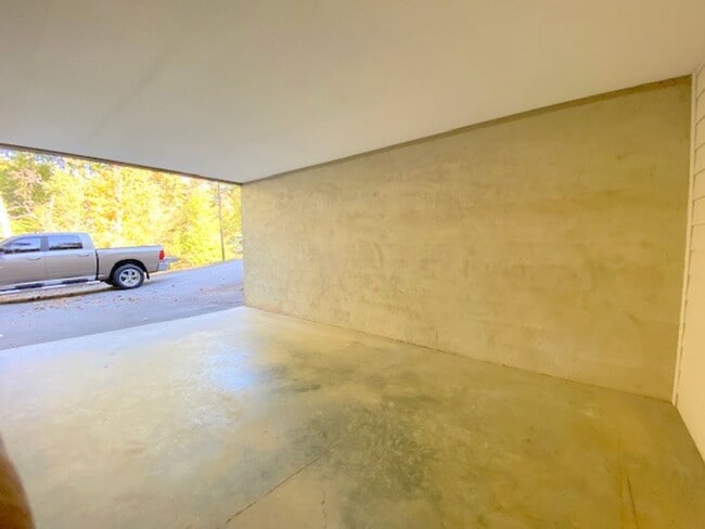 Building Photo - West Asheville Basement Apartment