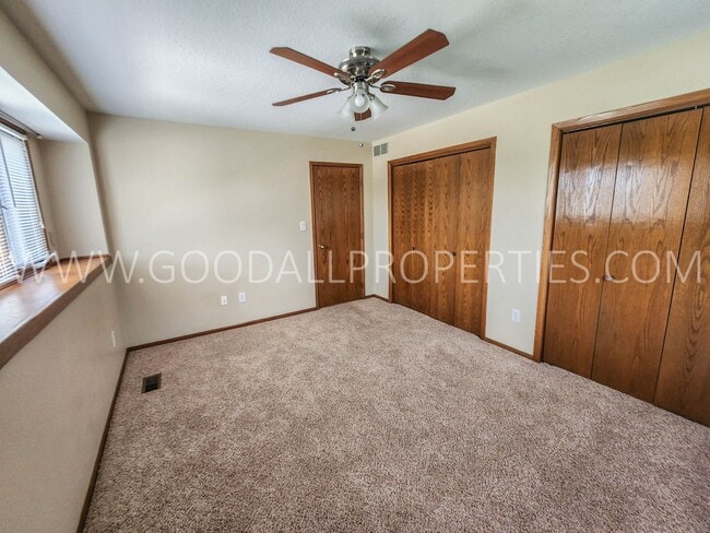 Building Photo - Executive 4 Bedroom Home in West Des Moine...
