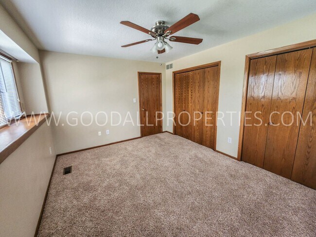 Building Photo - Executive 4 Bedroom Home in West Des Moines with a fenced in yard !!!