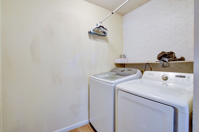 Building Photo - 214 Jouster Way