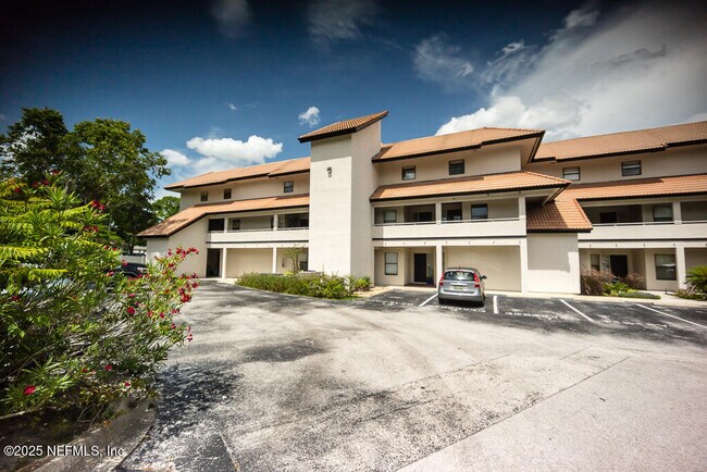 Building Photo - 1307 River Hills Cir E
