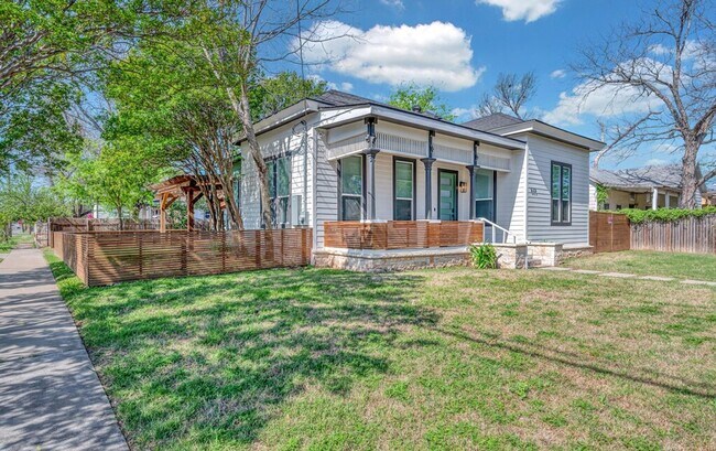 Building Photo - Beautiful 3 bedroom / 3 bath house available now!