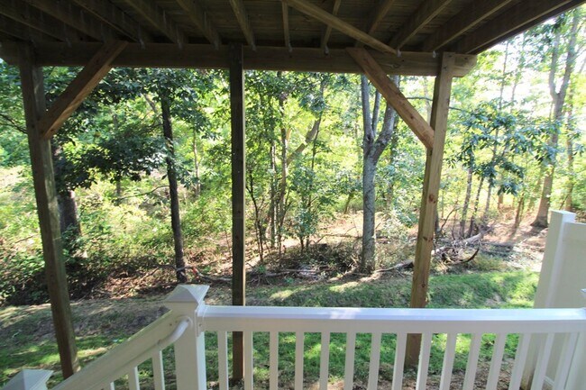 Building Photo - 3 level town home in popular Congers Creek...