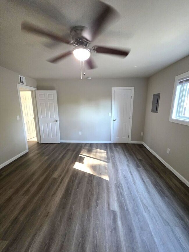 Building Photo - Newley Remodeled 1 Bed, 1 Bath Apartment at Monterey Square