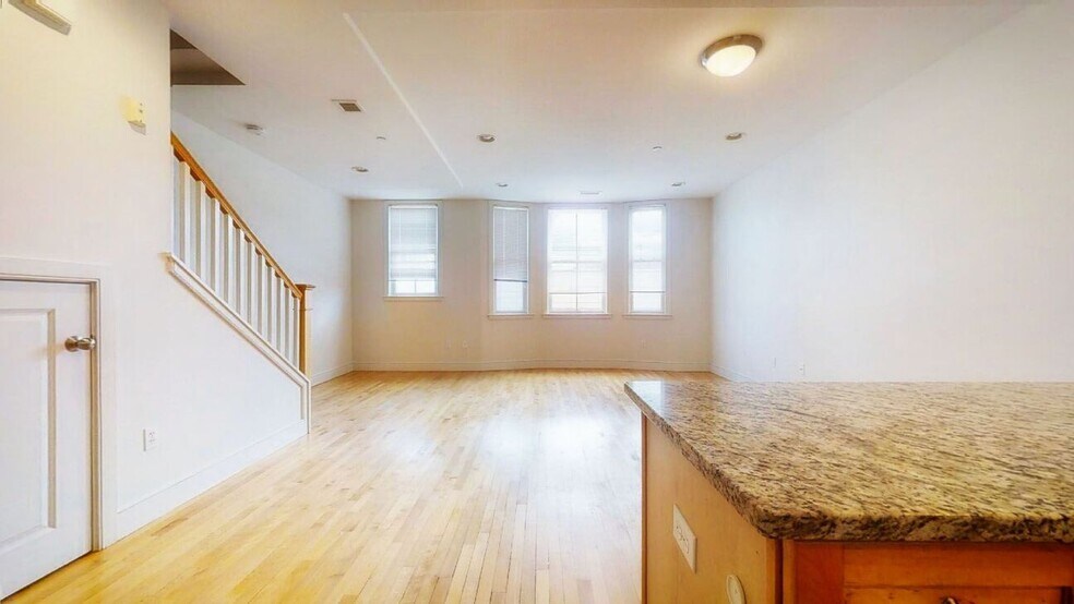 Building Photo - 105 2nd St