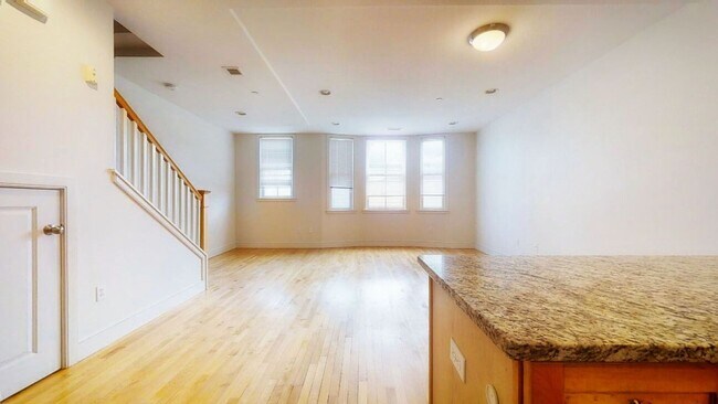 Building Photo - 105 2nd St