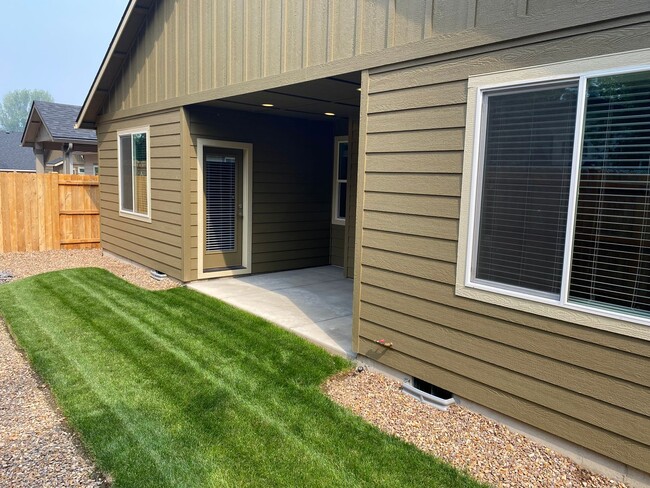 Building Photo - 61357 SE Matthew St