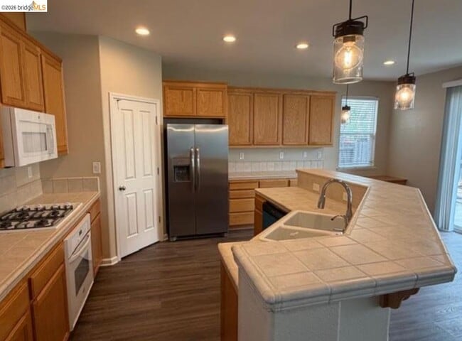 Building Photo - 111 Tennyson Ct